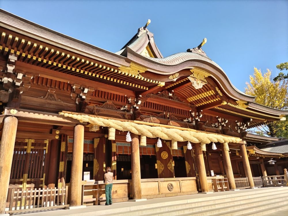 寒川神社の本殿。大きなしめ縄が目を引く。