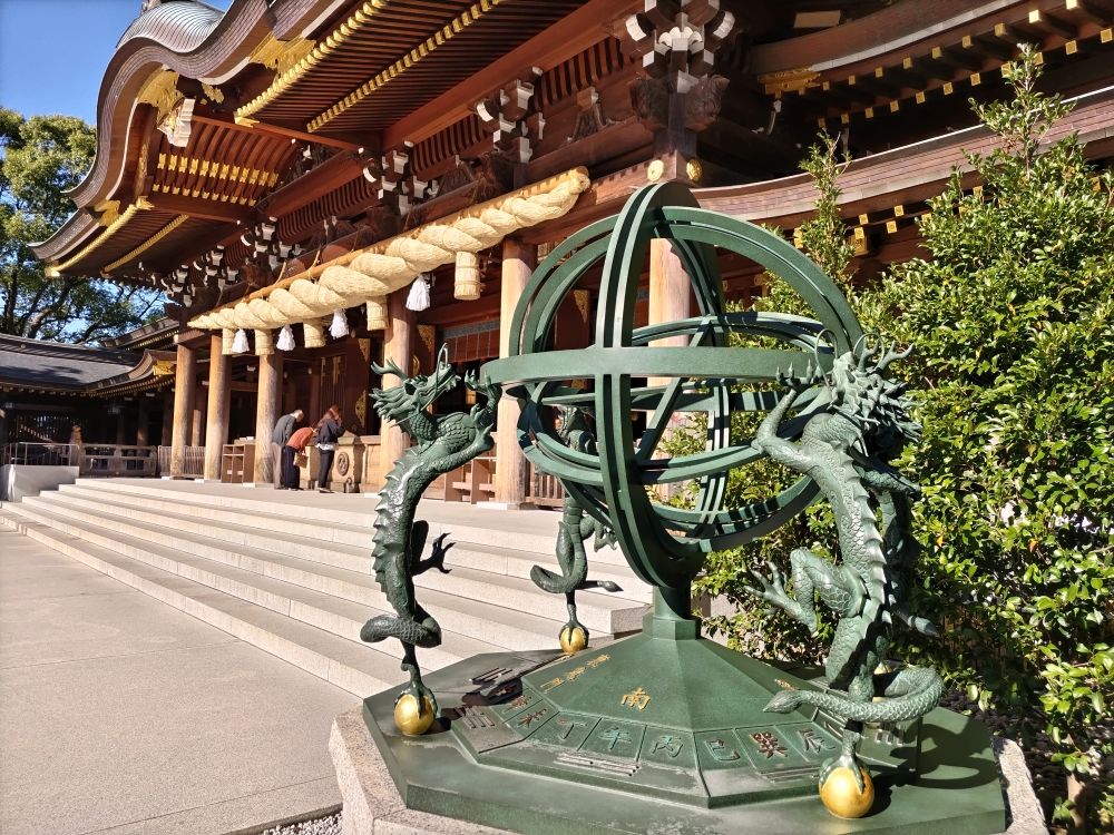 寒川神社の渾天儀。ブロンズの丸い球体。