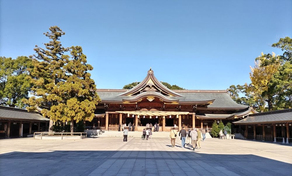 寒川神社の本殿を望む。左手には二本のご神木も見える。