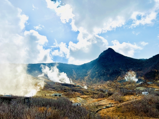 噴気をあげる箱根火山