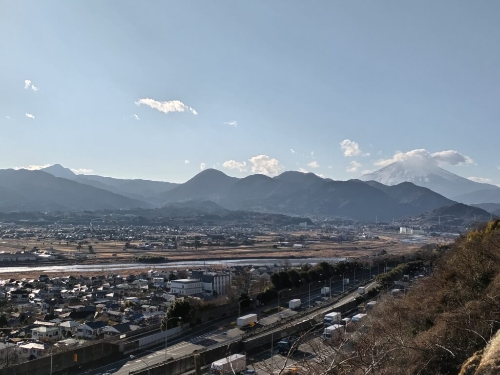 足柄山地。右端には富士山が見える。