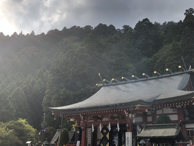 靄にけむる阿夫利神社