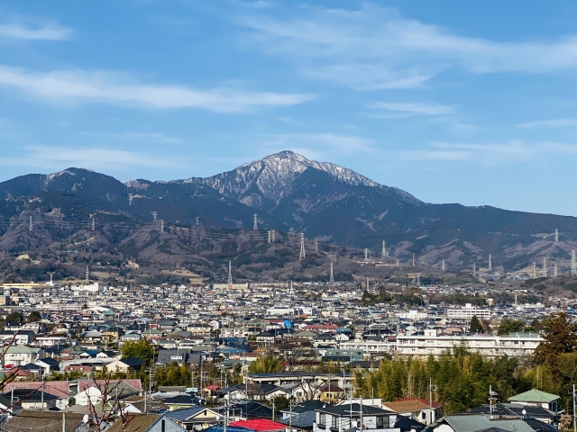 秦野市から見た大山。手前に秦野の町、奥に大きな山が見える。