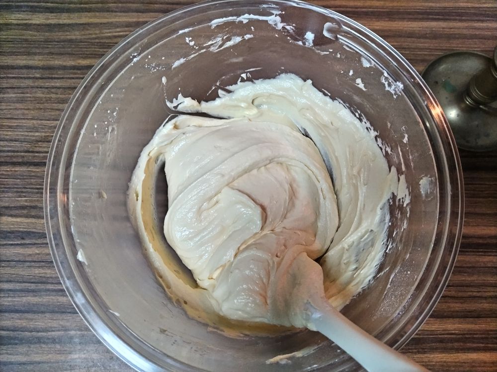 ヘラで混ぜ途中のケーキの生地
