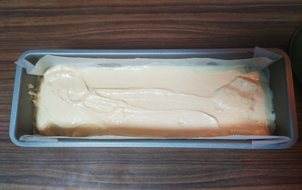 焼く直前の生地。平らにならして型に入れてある。