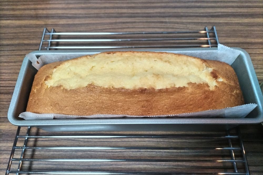 焼きたて、ふっくら黄色く膨らんだウィークエンドシトロンケーキ