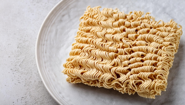 お皿におかれたインスタントの乾麺