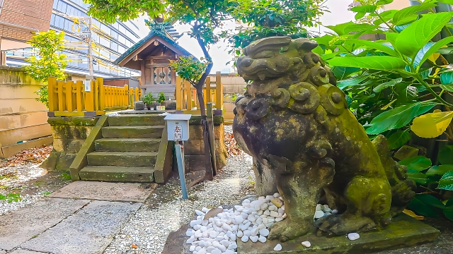 狛犬のある日本の小さな神社
