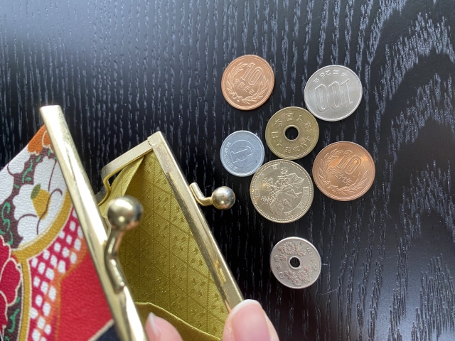 小銭入れから散らばる小銭