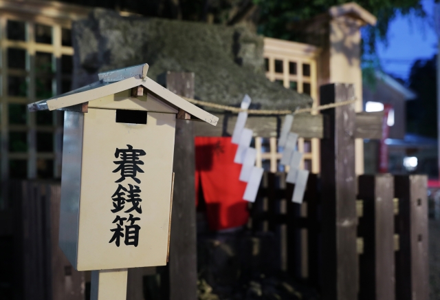 縦長で、小型のお賽銭箱