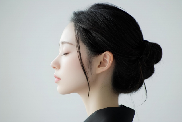 間を閉じて集中する女性の横顔