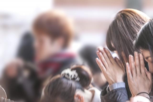 参拝で祈る人々