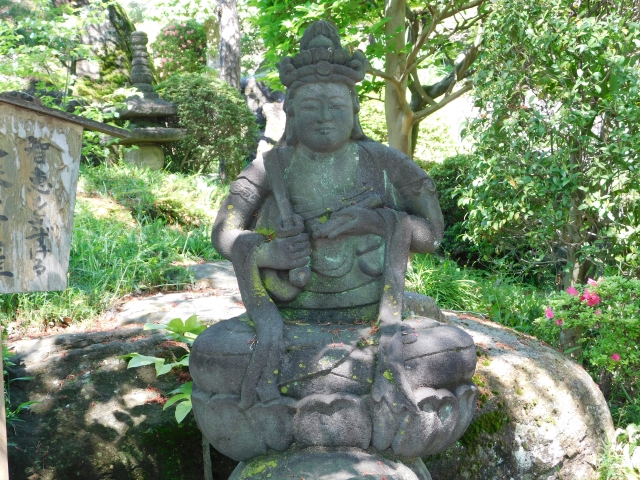 木立の中の文殊菩薩石像