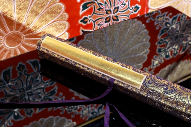 金色の豪華な巻物
