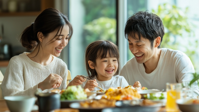 笑顔で食卓を囲む三人の親子