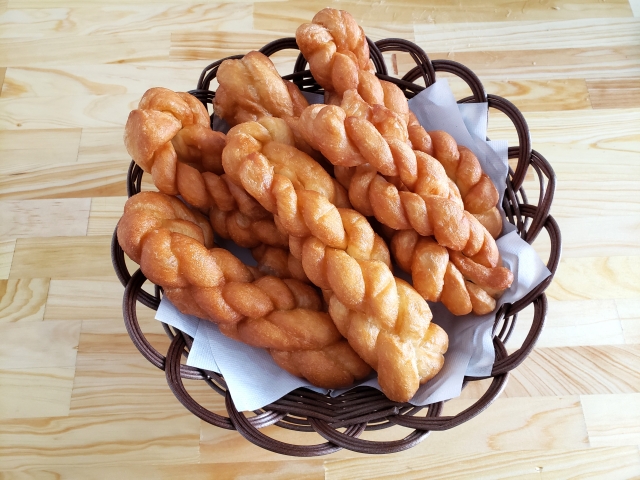 大きなねじねじ揚げパン：麻花。