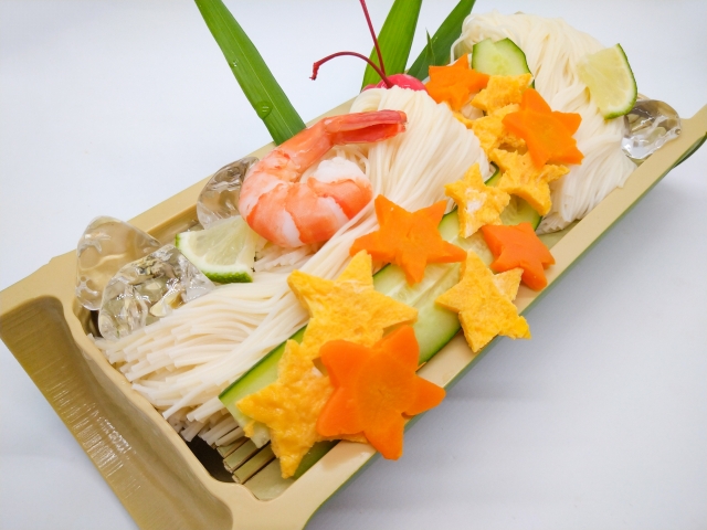 星形の卵やにんじんで飾った、七夕そうめん