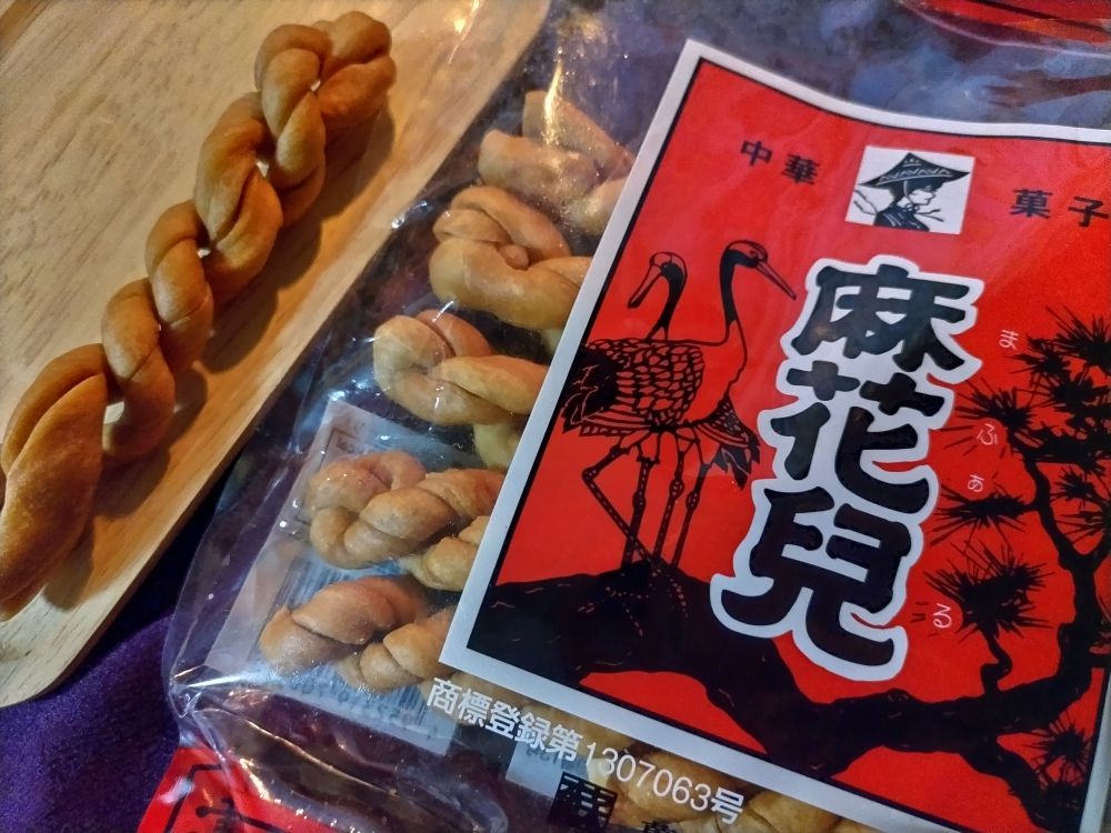 日本で市販されている間ファールという中華菓子。赤いきれいなパッケージ。