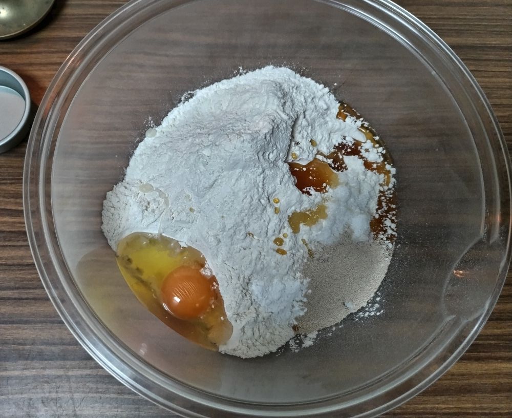 ボウルに粉や卵が入れてある