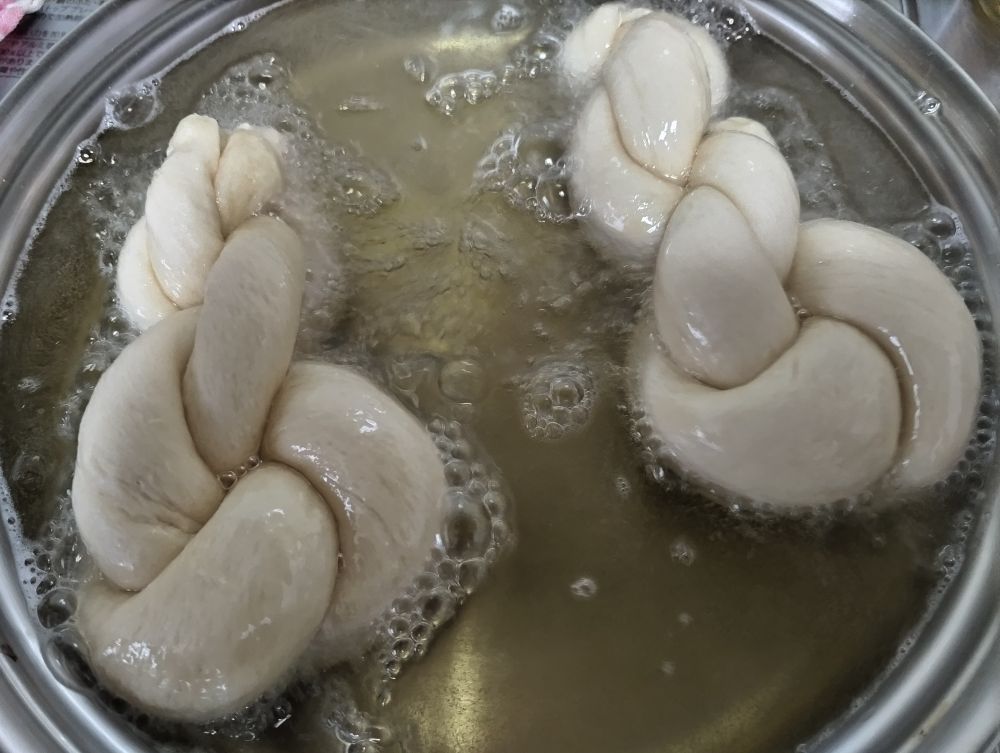 麻花を揚げはじめた。ふっくらとした生地の周りに、細かい油の気泡がたっている。
