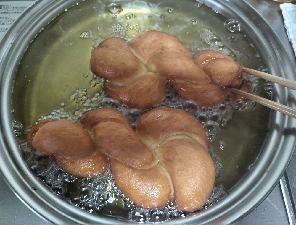 キツネ色に色づいた麻花。まもなく揚げあがる。