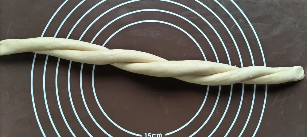 二本の生地をねじり合わせている
