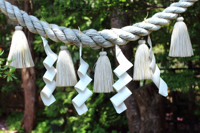 森を背景とした、注連縄び写真