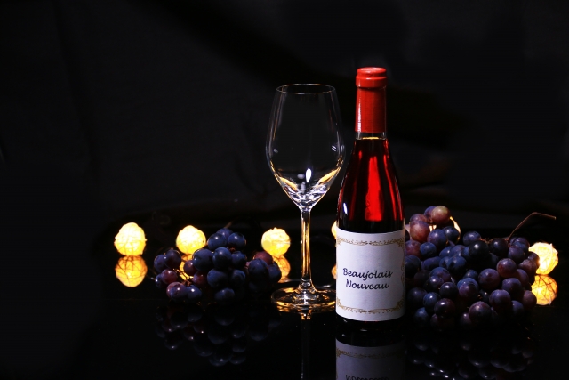 ボジョレーヌーボーとワイングラス、ブドウの写真